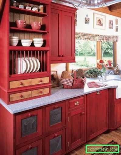 изискан-големи червени кухня-шкафове-и-малък стъклен прозорец плюс шик-дървени етаж