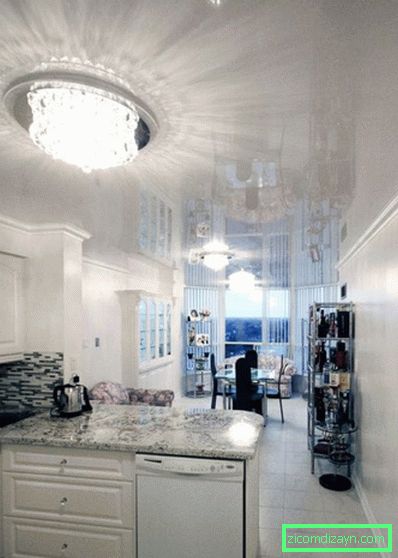 Бял лъскав удължителен таван във вътрешността на кухнята-гостиной